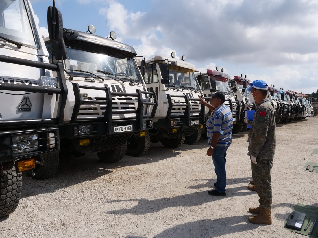 9月10日，在黎巴嫩南部辛尼亞村中國營，聯黎部隊司令部核查組成員核查中國維和多功能工兵分隊的車輛。