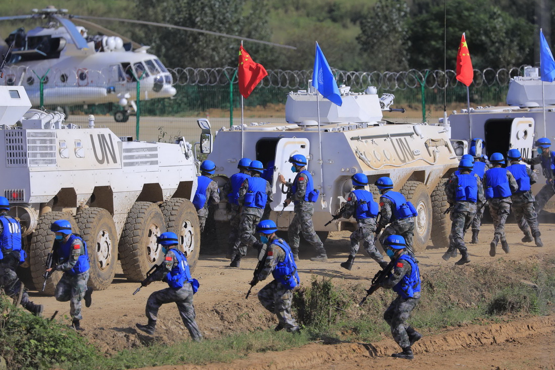 9月11日，中國參演分隊進行應對暴恐襲擊課目展示。新華社記者 劉芳 攝