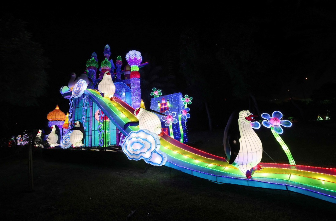 這是11月1日在阿拉伯聯合酋長國迪拜拍攝的燈光裝置。