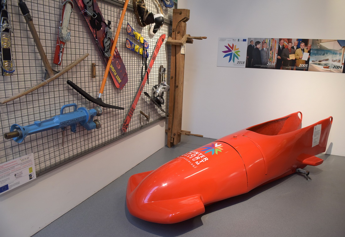 這是奧地利米爾茨楚施拉格冬季運動博物館內的展品（11月26日攝）。