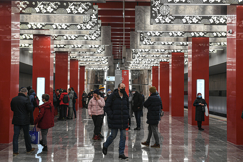 12月7日，在俄羅斯首都莫斯科，乘客走在莫斯科地鐵第三換乘環線西南段米丘林大街站內。新華社發（葉甫蓋尼·西尼岑攝）