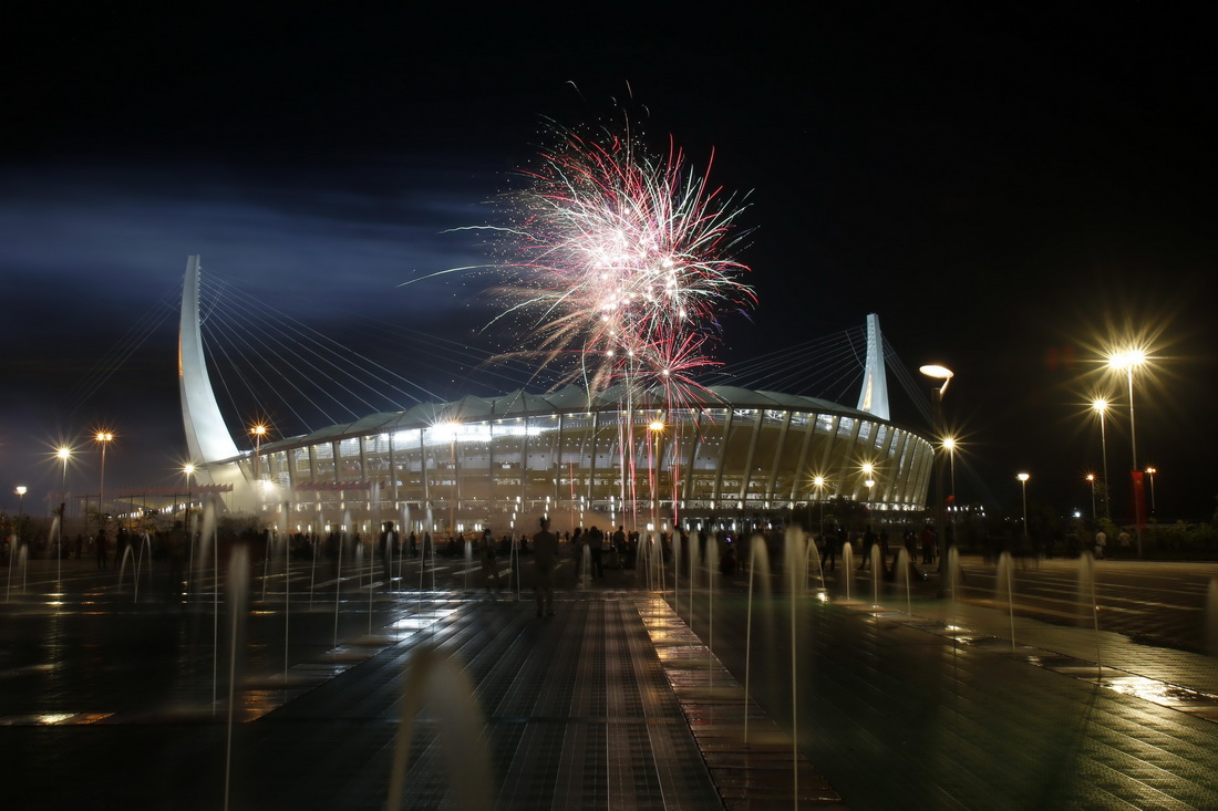 12月18日，焰火在柬埔寨金邊的柬埔寨國家體育場上空燃放。