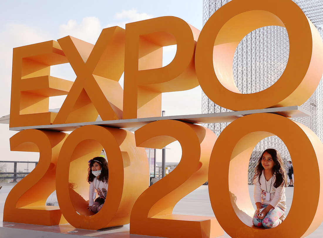 1月9日，兩名兒童在阿拉伯聯合酋長國迪拜世博園門口拍照。