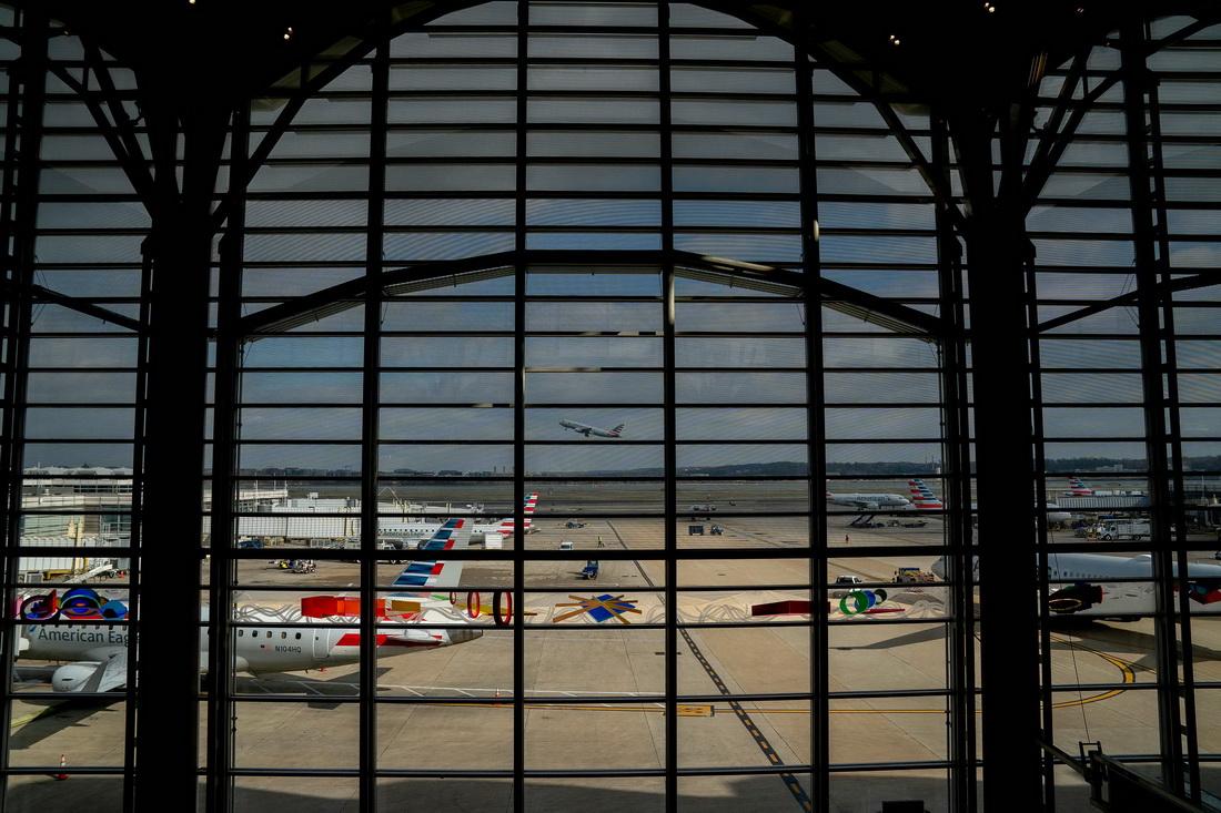 1月18日，一架客機在美國弗吉尼亞州阿靈頓的羅納德·里根華盛頓國家機場起飛。