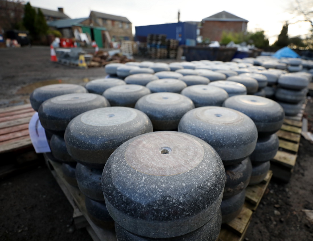 這是被碼放在凱斯冰壺廠外的冰壺（1月24日攝）。