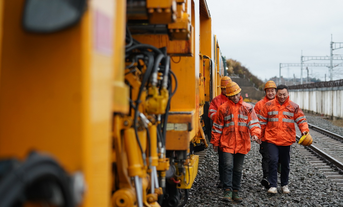 鷹潭工務機械段工作人員在養護作業結束后返回休息區（1月27日攝）。