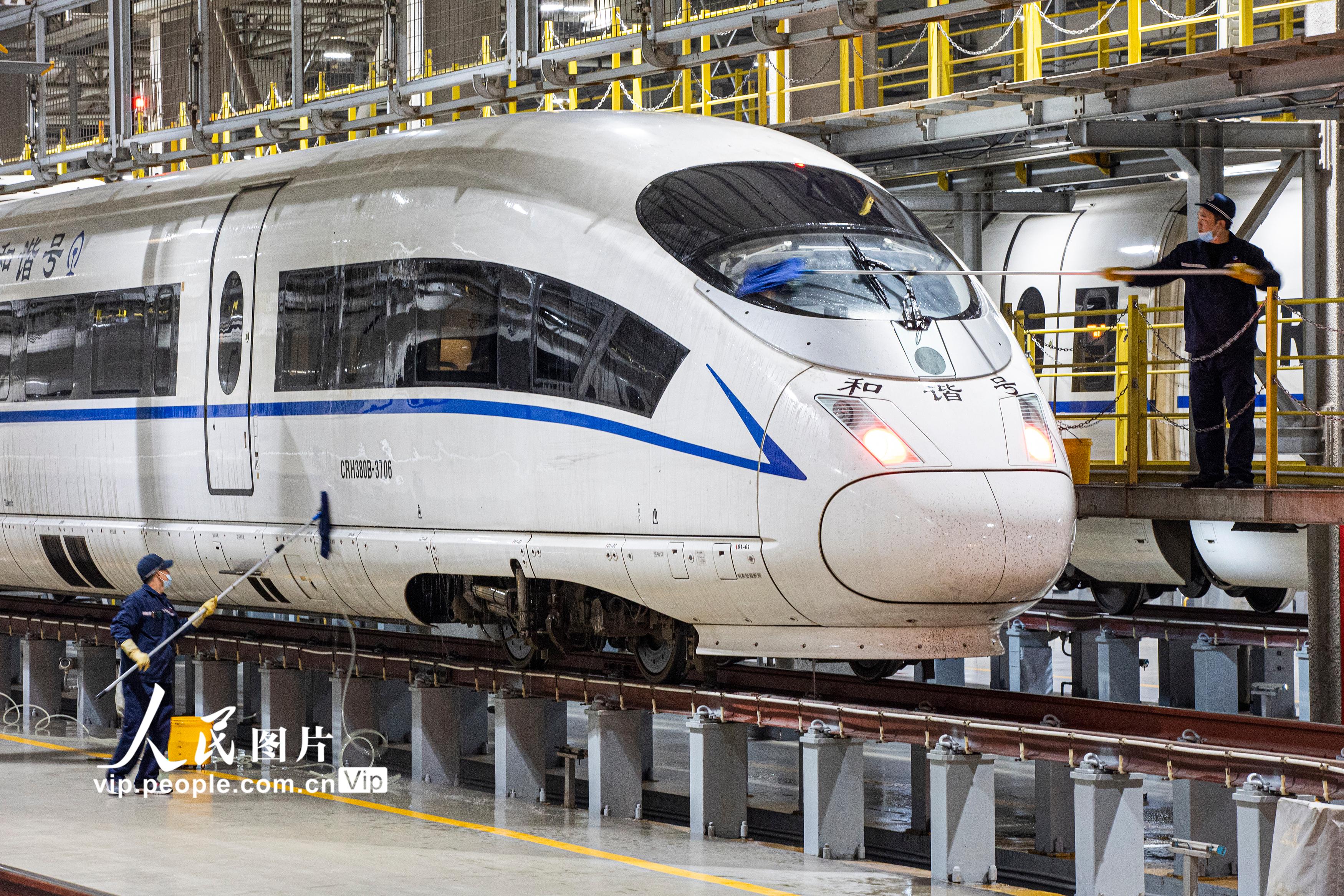 2022年1月31日，除夕夜，中國鐵路西安局集團有限公司西安動車段檢修庫內，仍有一群動車組機械師堅守工作崗位，認真檢查著每一列返回的動車組，守護春運動車組列車安全運行。王曙天攝（人民圖片網）