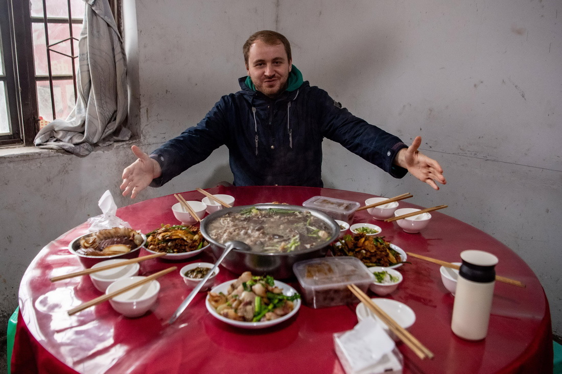 在何埂鎮柏林村，馬丁準備品嘗當地的特色年菜（1月27日攝）。