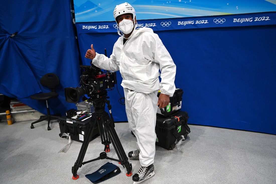 2月2日，穆加拉在完成轉播測試后為自己鼓勁。