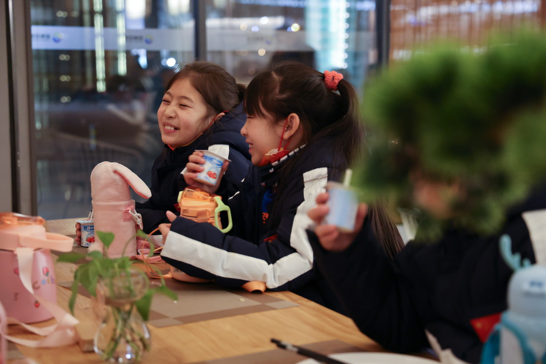 �R�m����ͯ�ϳ��F�ĺ��ӂ��ھƵ�����ͣ�1��10�Քz�������A��ӛ�� �S��� �z