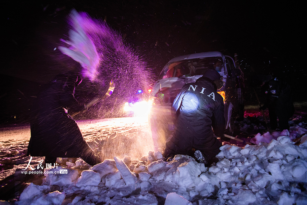 �½����᣺ɽ�^ͻ�����Lѩ ߅���񾯾o����Ԯ����܇�v��3��