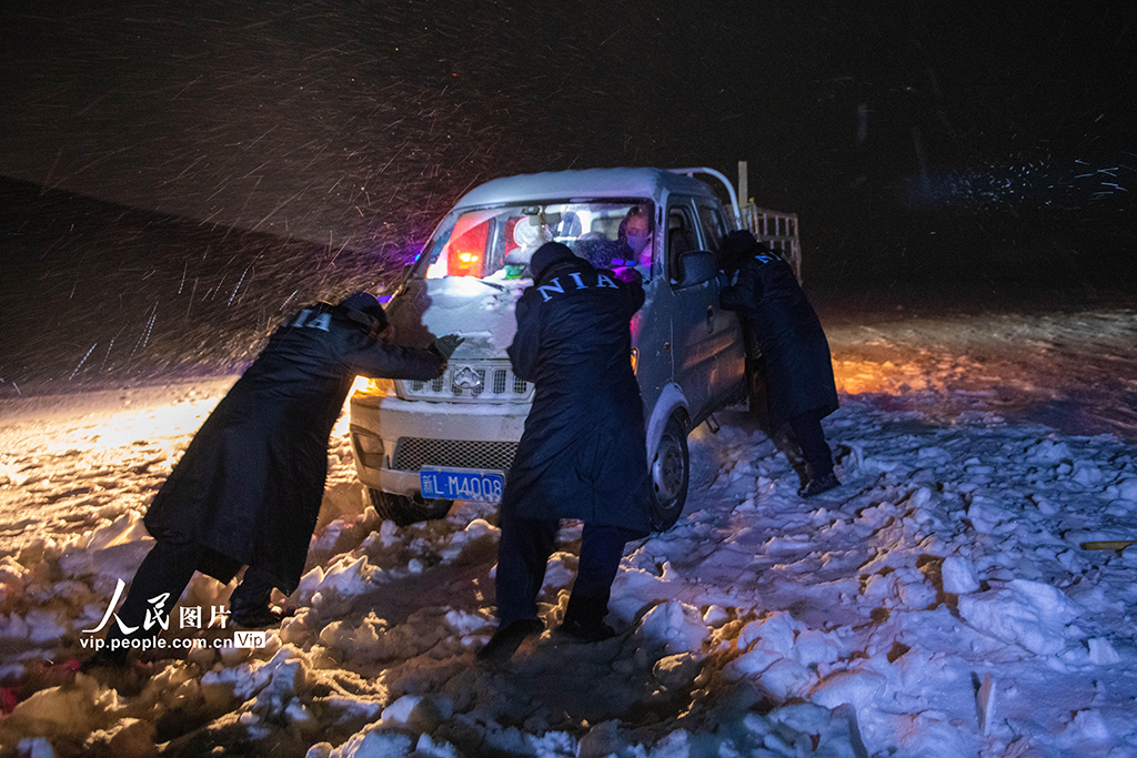 �½����᣺ɽ�^ͻ�����Lѩ ߅���񾯾o����Ԯ����܇�v��4��