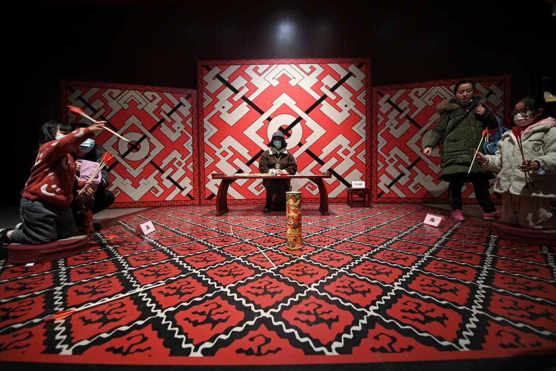 2月10日，小朋友們在長沙博物館體驗投壺。