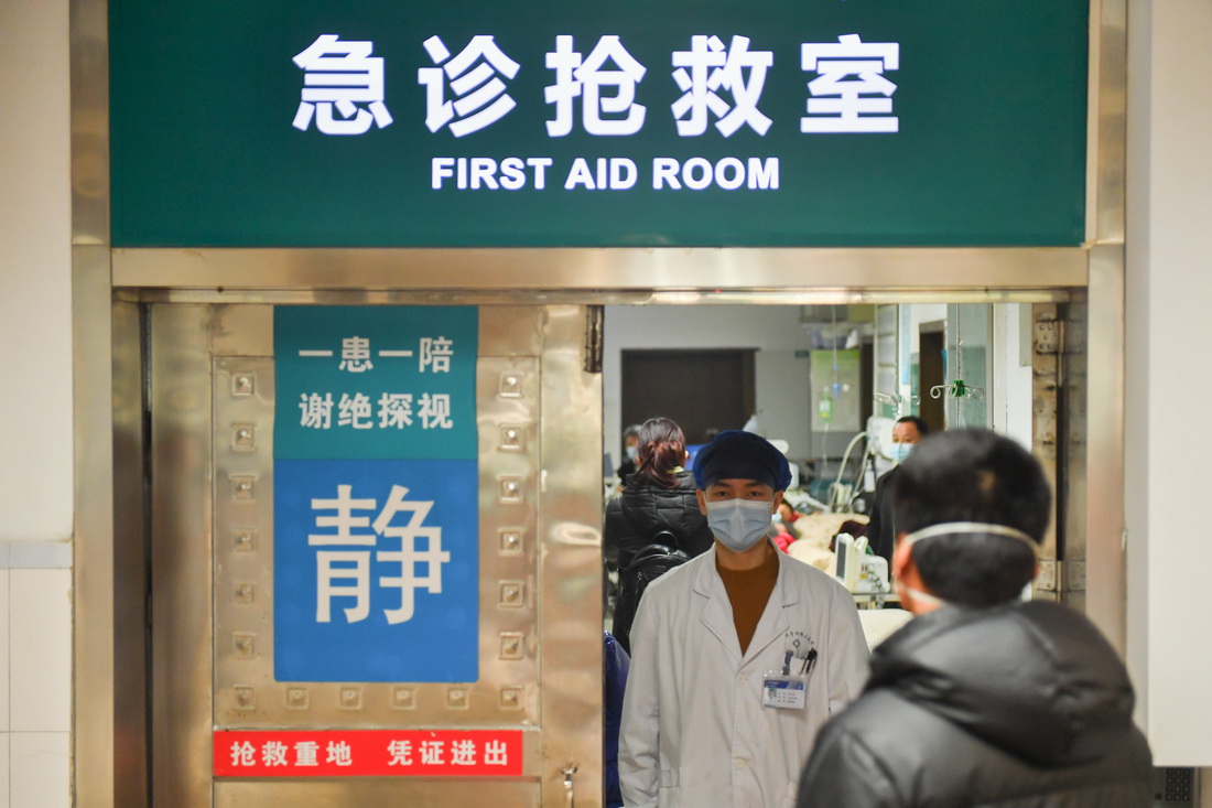 在中南大學湘雅三醫院急診搶救室，朱浩華準備接收病人（2月12日攝）。