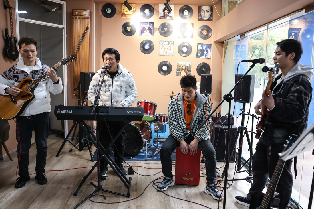 3月1日，“折耳根”樂隊在琴行內排練。從左到右依次是吉他手楊志、主唱陳克興、鼓手陳昌海、貝斯手彭萬海。