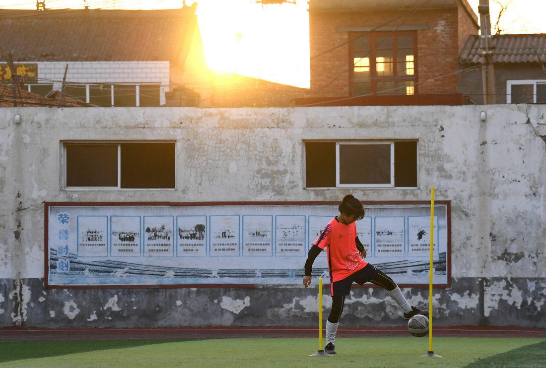 圖為在張盤小學操場上，王一好在進行日常訓練（3月2日攝）。新華社記者 郝源 攝