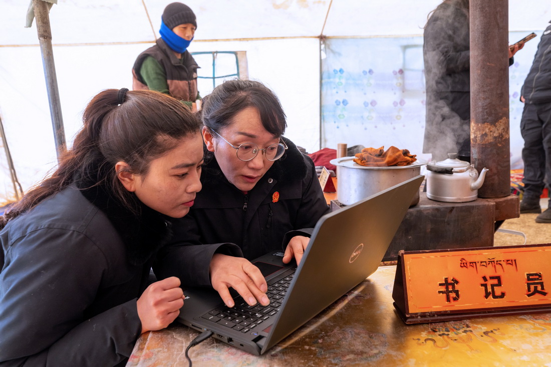 �����xѩɏ��Ů�ӌ��ЈF꠳ɆT��܇�������xʯ���h��70����������l���ʂ�ͨ�^Ѳ�،����_ͥ����һ���x�鰸����һ픎����óɵġ�����ͥ���������ٝ���������ǰ�ң��cͬ���_ͥ���ʂ䣨1��10�Քz�������A��ӛ�� ���n �z