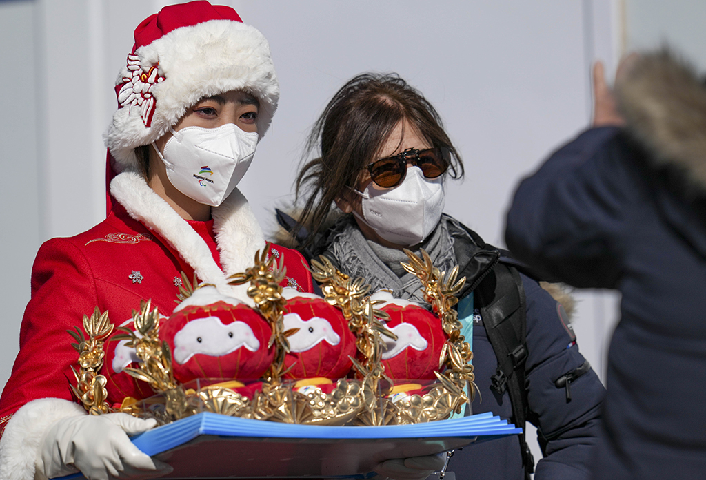 �ڇ��Ҷ������������һ������ý�w�����ߣ��ң��c������ѩ���ڡ��ĶY�x�ˆT��Ӱ��3��8�Քz�������A��ӛ�� ������ �z