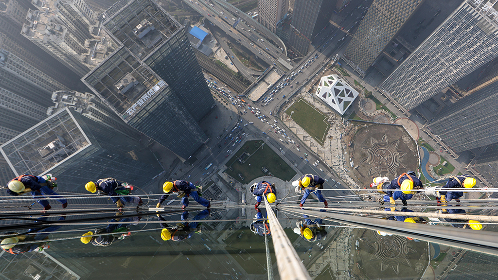 3月15日，“蜘蛛人”在對貴陽國際貿易中心雙子塔玻璃幕墻進行清洗。新華社記者 歐東衢 攝