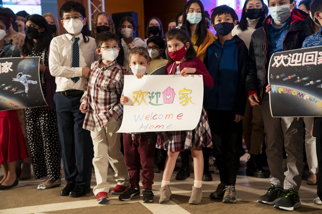 4月9日，在美國華盛頓，美國中小學生拿著“歡迎回家”字樣的展板，為正在太空執行任務的航天員們錄制小視頻。