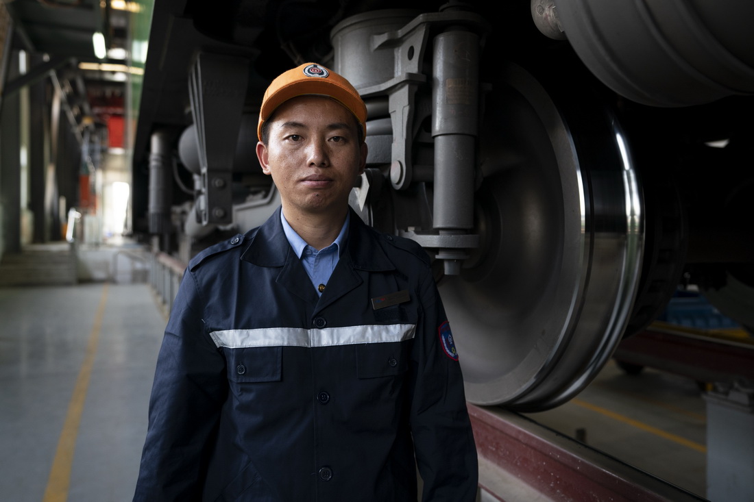 4月26日，吳志祥和鏇修的車輪合影。