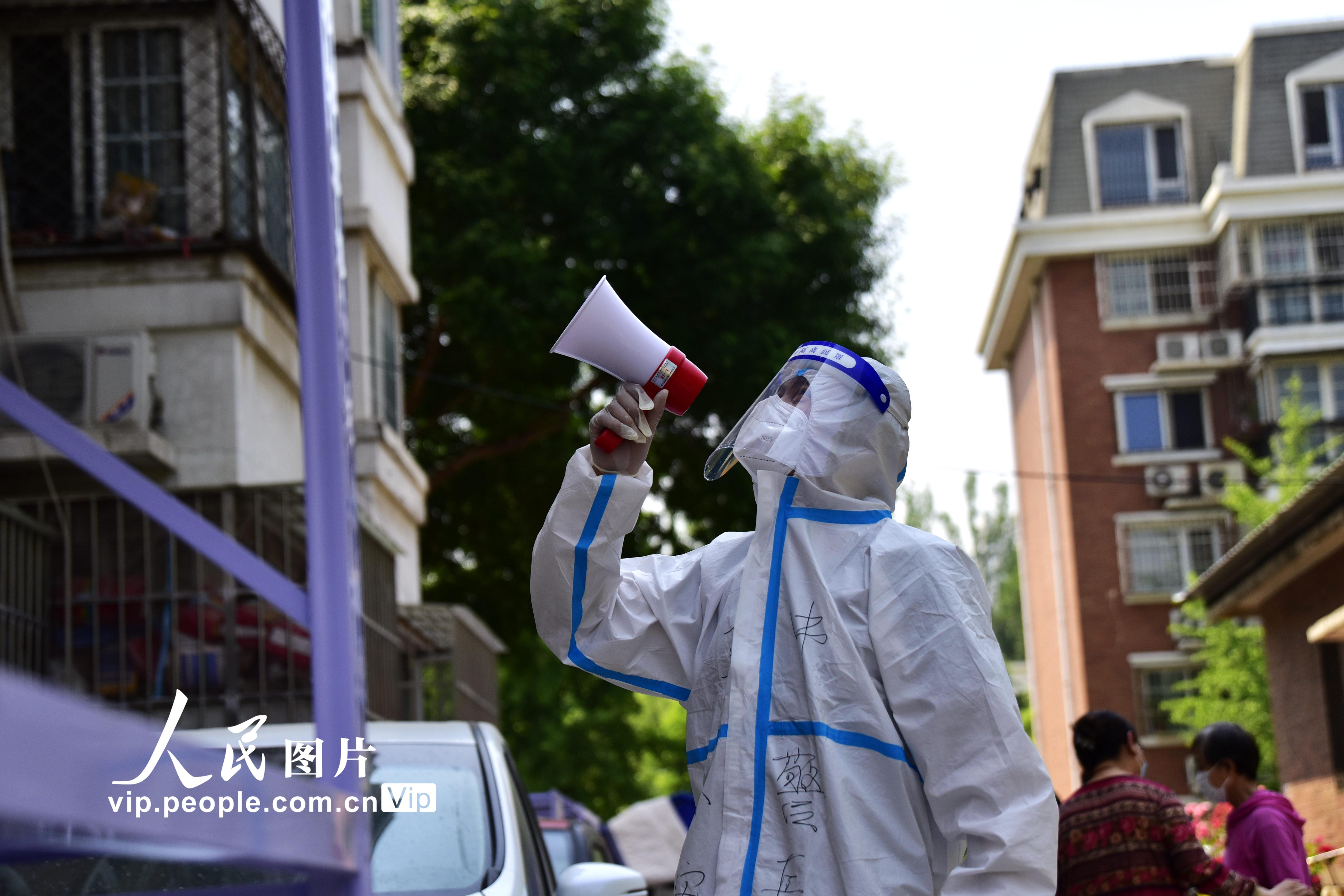 2022年5月20日，北京市朝陽區一封控小區，楊鑫在叫居民下樓做核酸檢測。