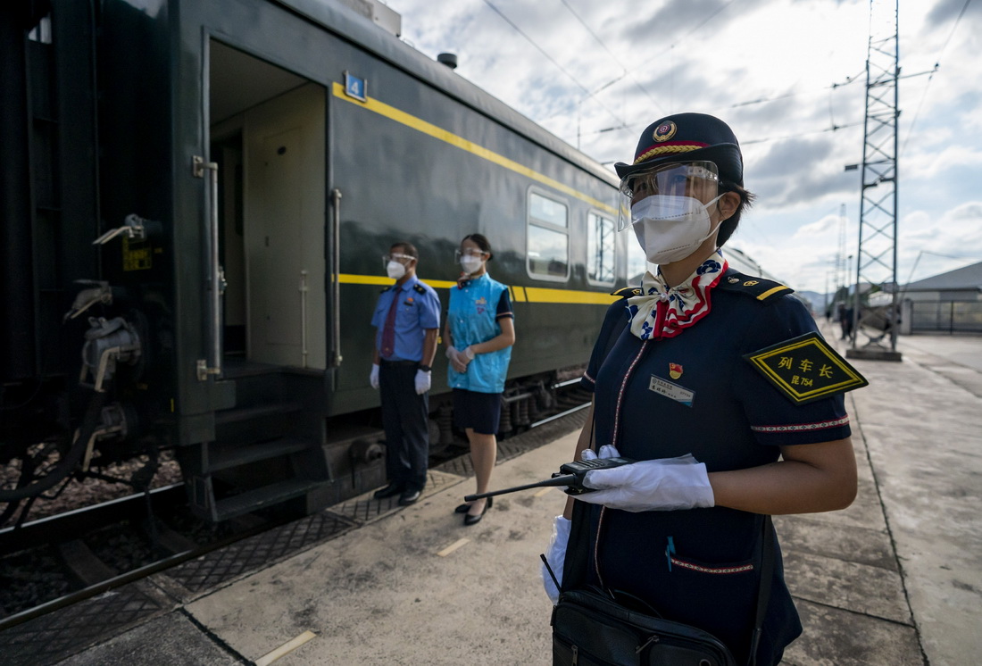6月2日，5652次列車列車長袁琪珍（右一）和乘務員在小新街站等待群眾上車。