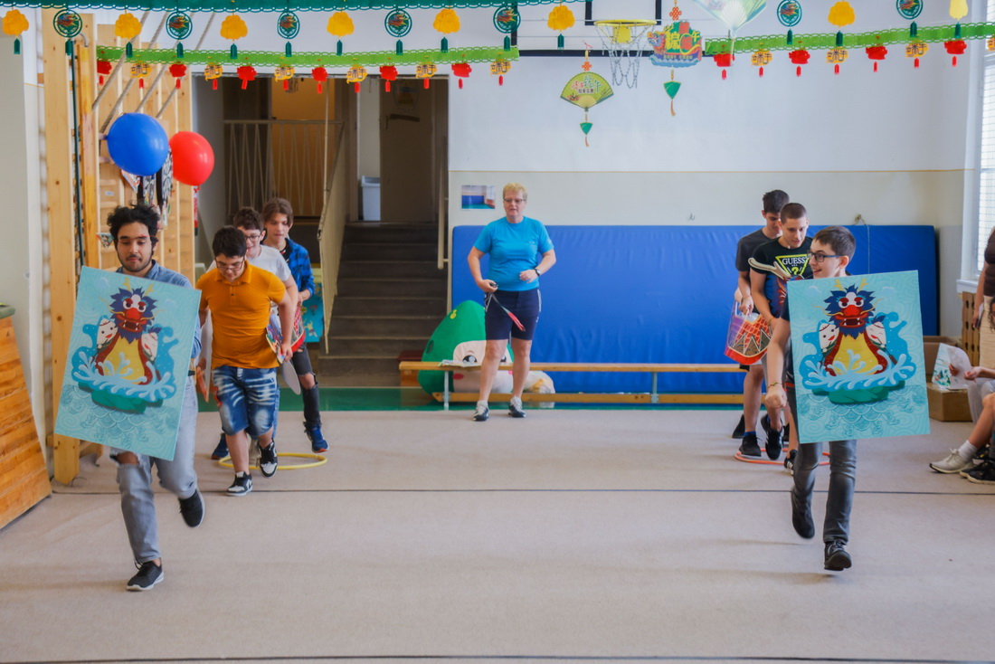 6月3日，在匈牙利布達佩斯的?？藸枴べM倫茨小學，學生參加旱地龍舟賽。