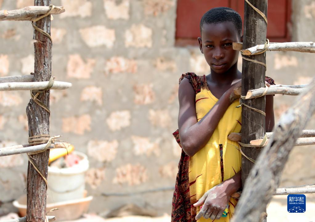 這是3月23日拍攝的遭受旱災的肯尼亞基利菲郡村莊中的兒童。