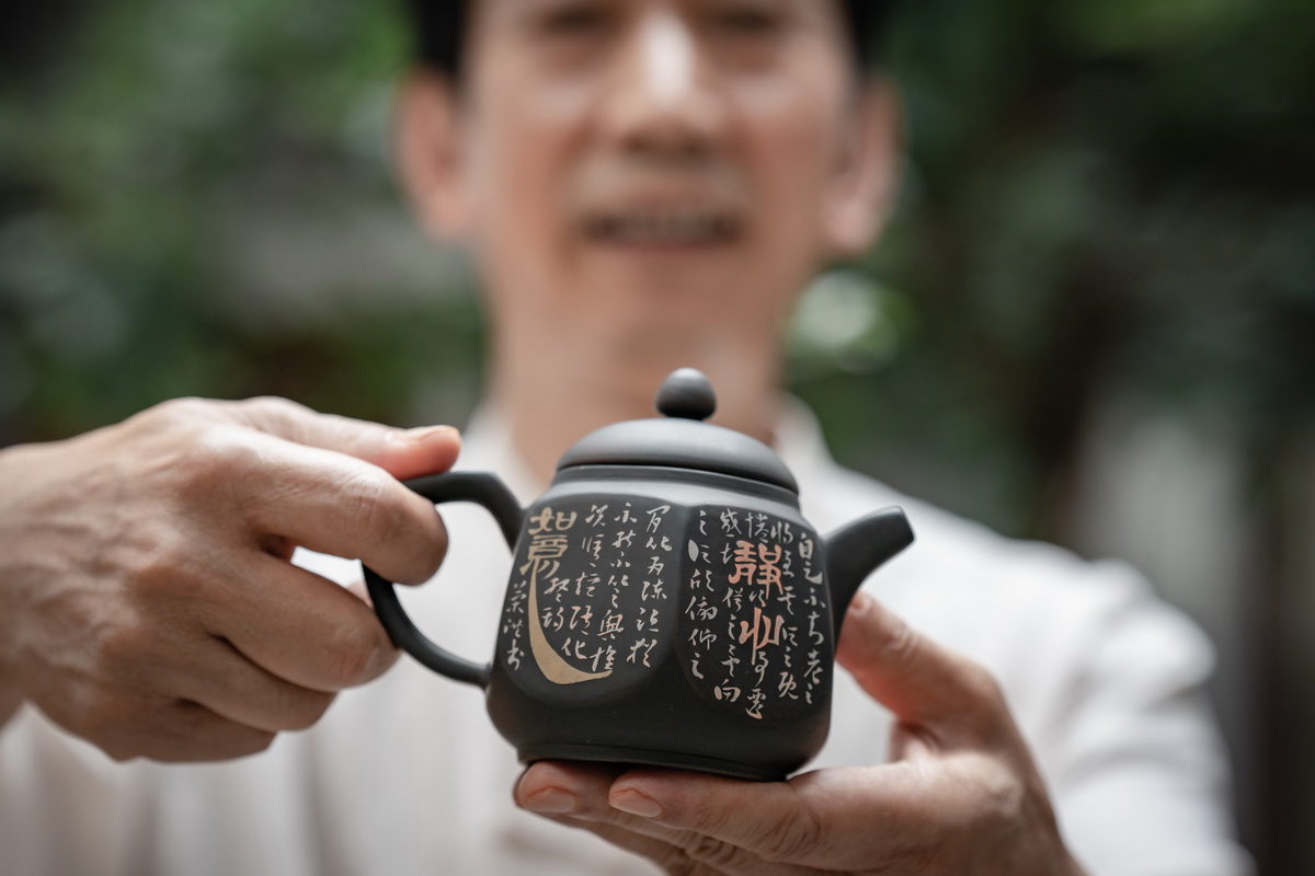 紫陶藝人徐榮洪展示他制作的紫陶茶壺（6月30日攝）。