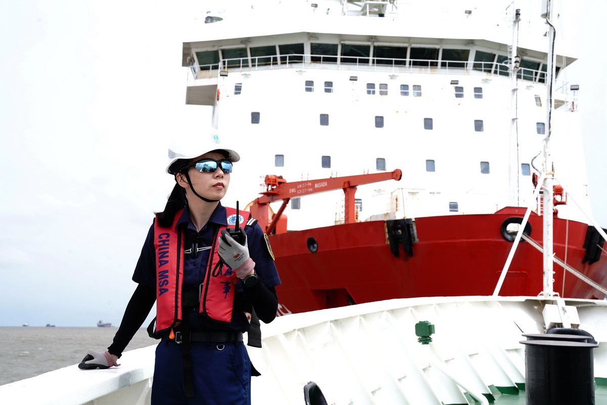 6月21日，詹春珮在“海巡01”輪甲板上，與駕駛臺聯系離泊起航操作。