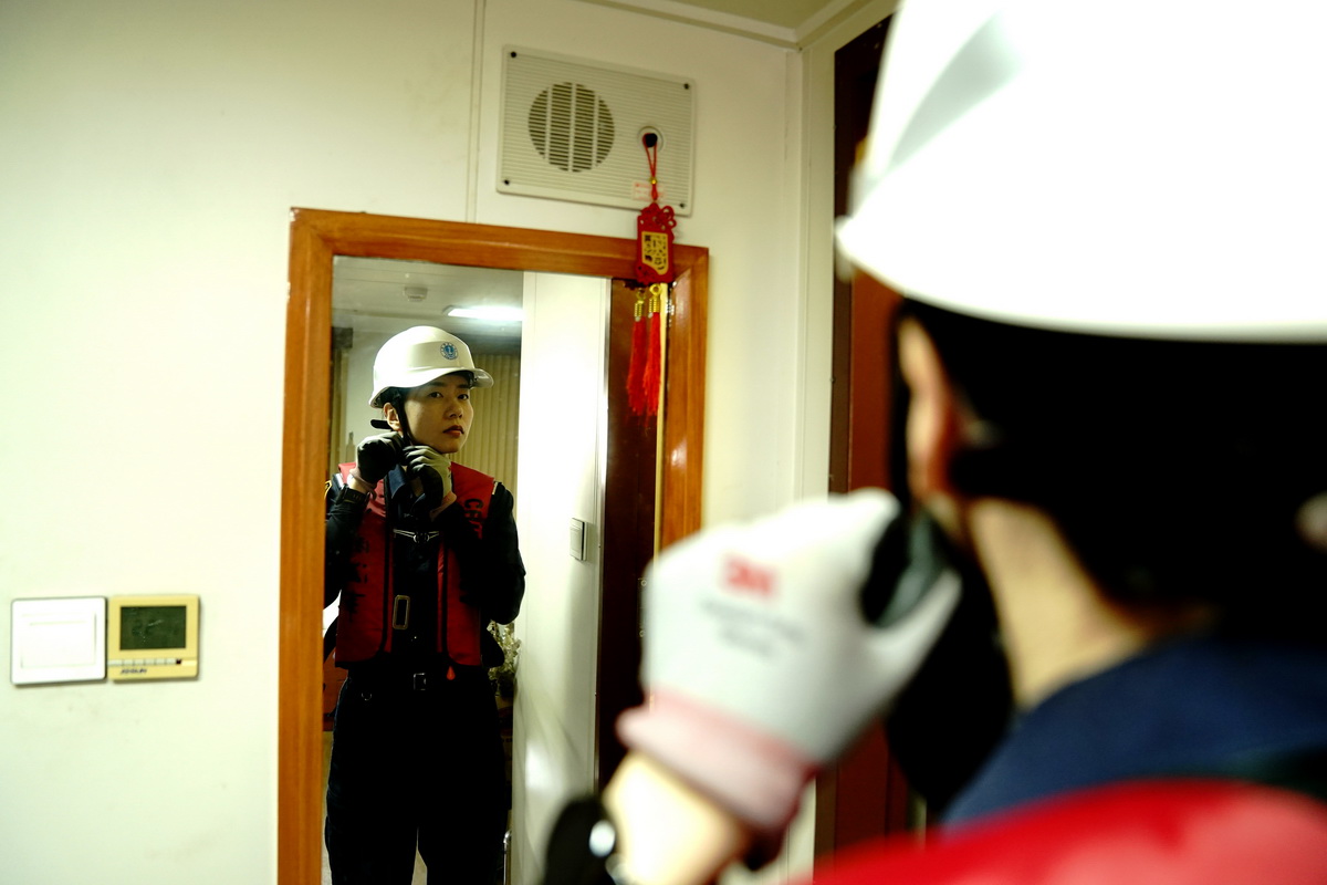 6��21����ղ�����ڡ���Ѳ01��݆���Լ��ķ��g�ﴩ�Ͼ����������ϰ�ȫñ��