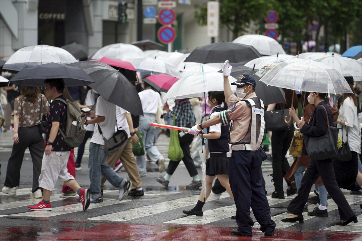 7月14日，人們走在日本東京澀谷街頭。