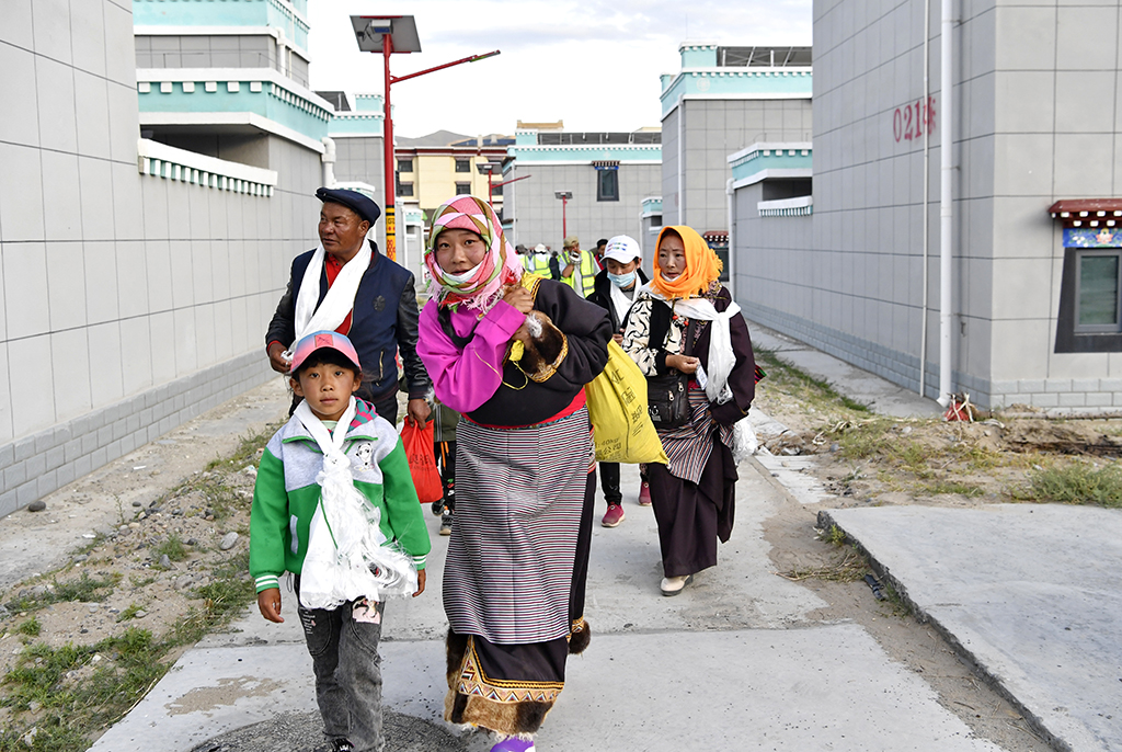 剛剛抵達森布日安置點的雙湖縣牧民正前往新家（7月19日攝）。新華社記者 張汝鋒 攝