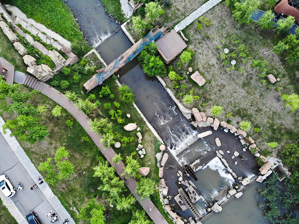 鐵力市城區的水系（7月21日攝，無人機照片）。