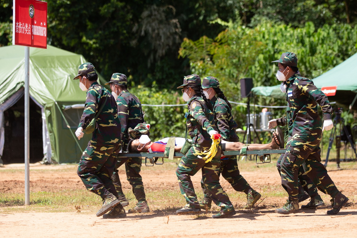 7月25日，在老撾蓬洪舉行的中老“和平列車-2022”人道主義醫學救援聯合演習中，老軍醫療隊運送“傷員”。