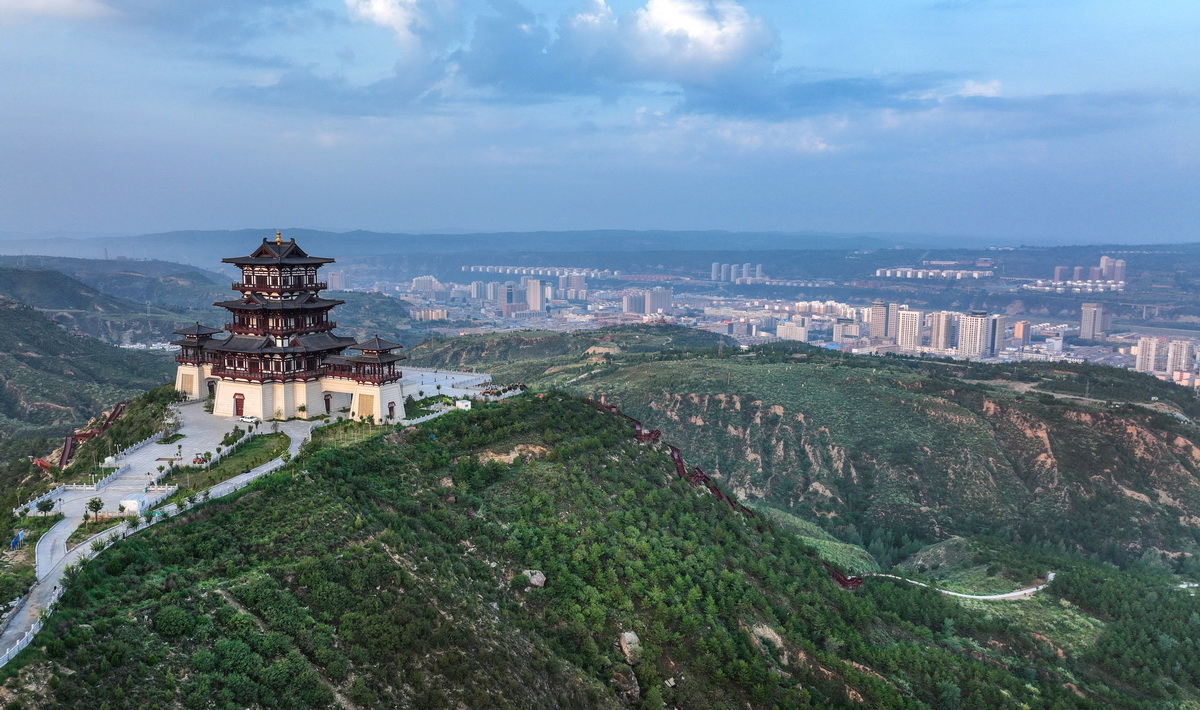 遠眺神木市東山森林公園（8月6日攝，無人機照片）。這里從裸露凄涼到綠蔭掩映，植被覆蓋率從最初的1%上升到97%，已成為一處集森林休憩、休閑娛樂、運動健身、科普教育和地域文化展示為一體的綜合性城郊森林公園。新華社記者 陶明 攝