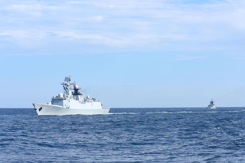 8月20日，“國際軍事比賽-2022”“海洋之杯”比賽在山東青島附近海域閉幕，中俄艦艇在閉幕式結束后分航。新華社發（于清正 攝）