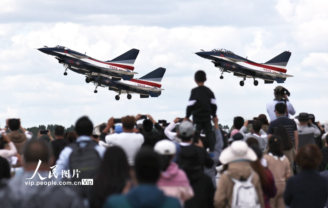 8月27日，空軍航空開放活動暨長春航展第二天，八一飛行表演隊的表演吸引了觀眾的目光。周國強攝（人民圖片網）