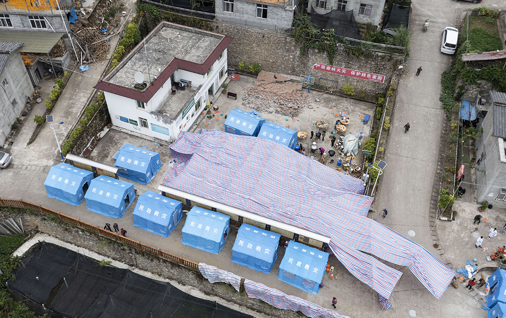 9月7日，在雅安市石棉縣王崗坪彝族藏族鄉幸福村村委會小廣場，村民們搭起帳篷吃住在一起（無人機照片）。