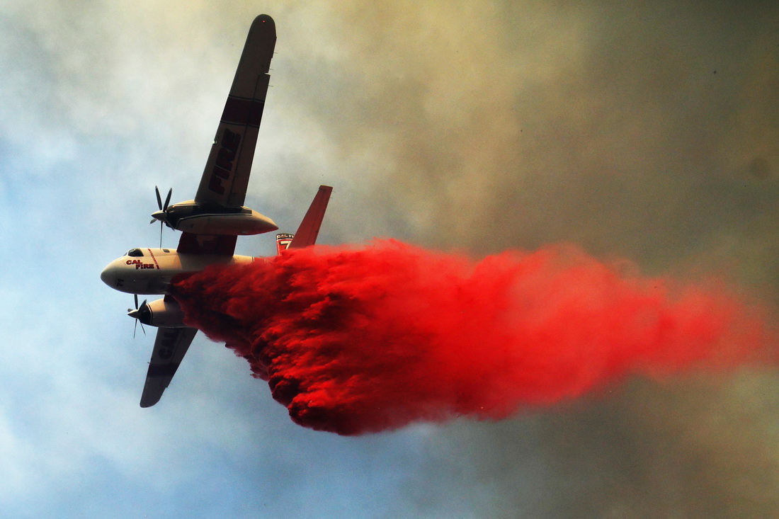 9月6日，飛機在美國加利福尼亞州赫米特附近的山火上空噴灑阻燃劑。