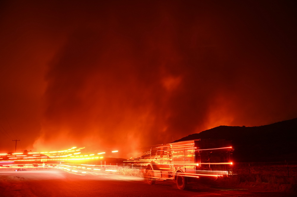 這是9月7日在美國加利福尼亞州赫米特附近拍攝的火災現場（長曝光拍攝）。