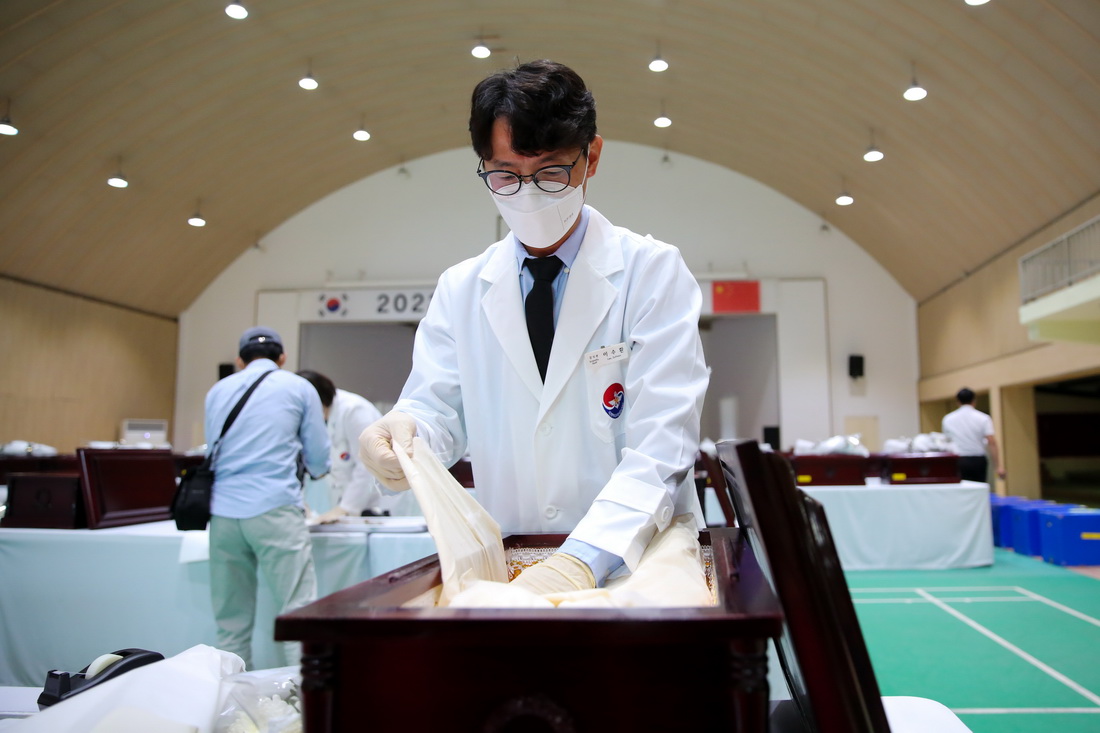 9月15日，在韓國仁川，韓方工作人員將志愿軍烈士遺骸入殮。