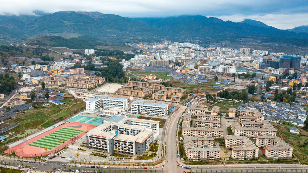 這是10月27日在四川省涼山州昭覺縣拍攝的易地扶貧搬遷安置點——南坪社區（無人機照片）。新華社記者 沈伯韓 攝