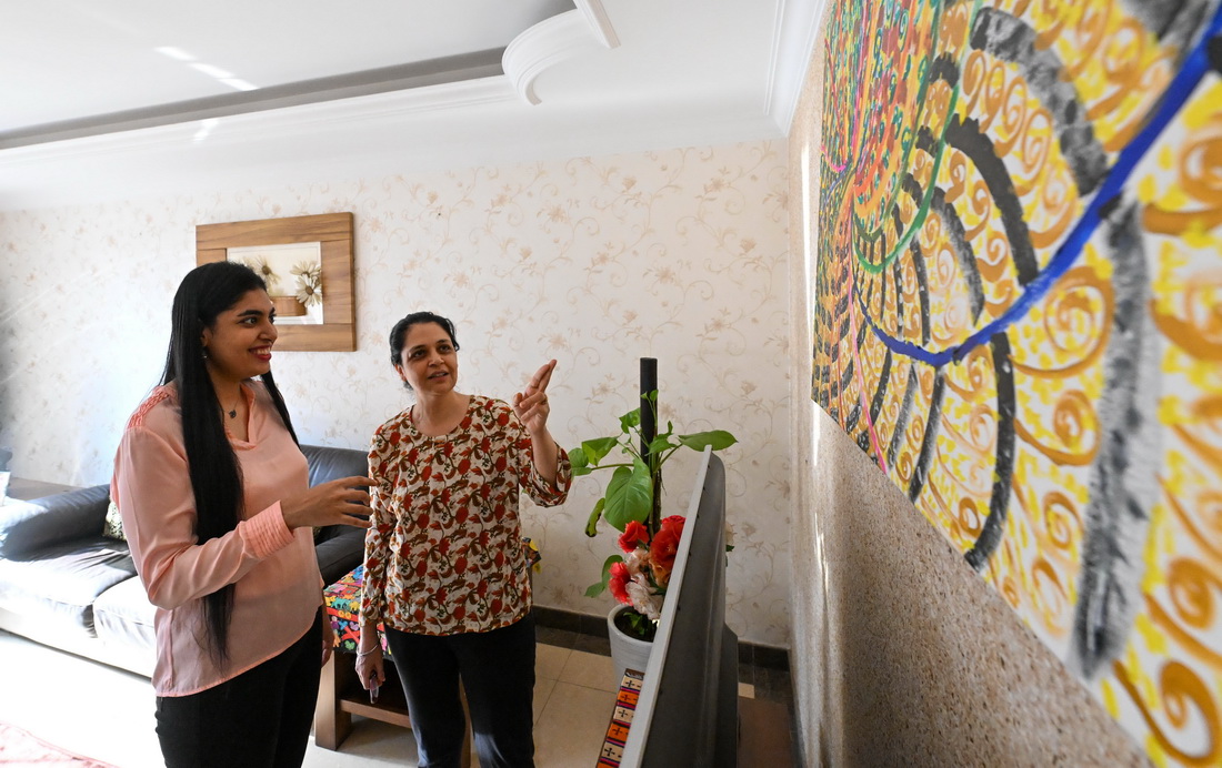 辛格在位于天津市津南區的家中與母親交流繪畫作品（11月22日攝）。 新華社記者 孫凡越 攝