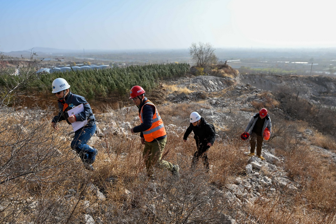 天津華北地質勘查局地災防治工作組成員在天津市薊州區一座廢棄礦山上實地踏勘（11月25日攝）。新華社記者 孫凡越 攝