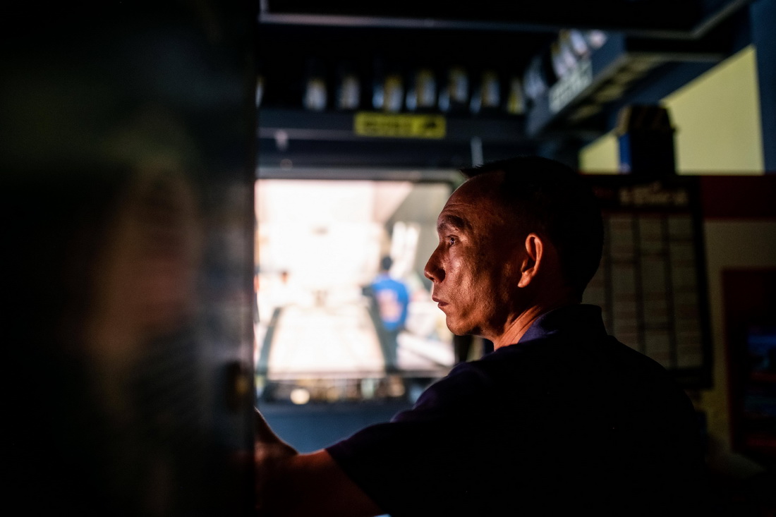 在怒江州瀘水市，楊明金在播放膠片電影（2022年10月31日攝）。