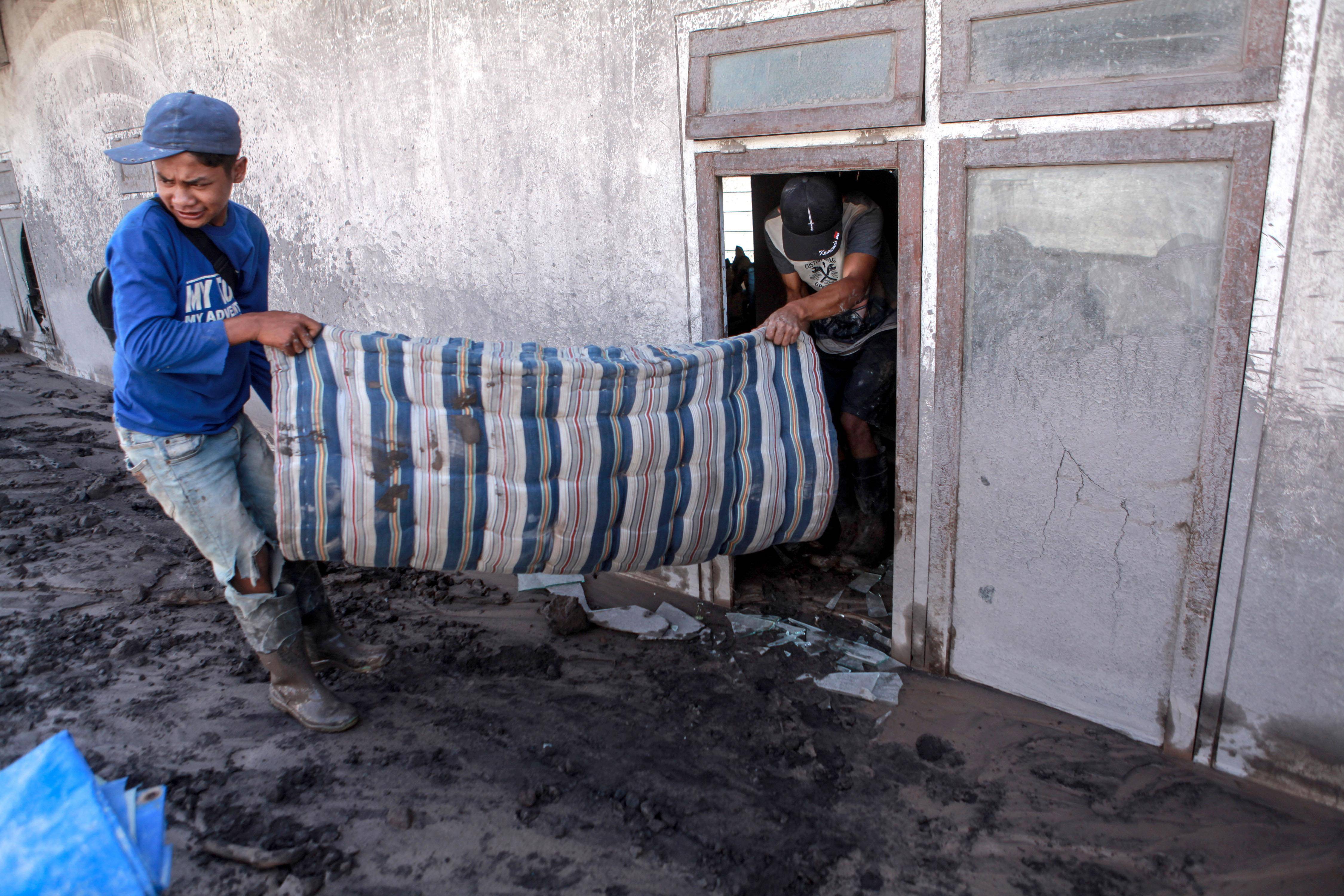 12月6日，在印度尼西亞東爪哇省盧馬姜縣松伯武盧村，人們帶上床墊撤離受火山噴發影響的區域。