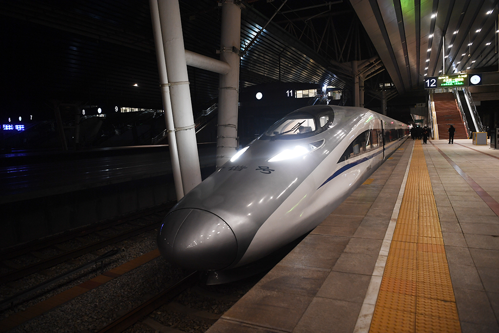 2023年1月7日早晨5點34分，春運首日，G6701次列車在北京西站12站臺?？?，等待乘客乘車。人民網記者 于凱攝