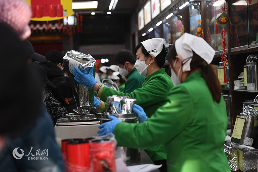 2023年1月17日，北京大柵欄商鋪，百年老店張一元里擠滿前來采購年貨的市民。人民網記者 于凱攝